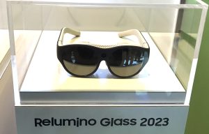 سامسونگ اخیراً عینک های هوشمند Relumino را به صورت رایگان بین افراد کم بینا در مرکز رفاه نابینایان Gyeonggi در کره جنوبی توزیع کرده است