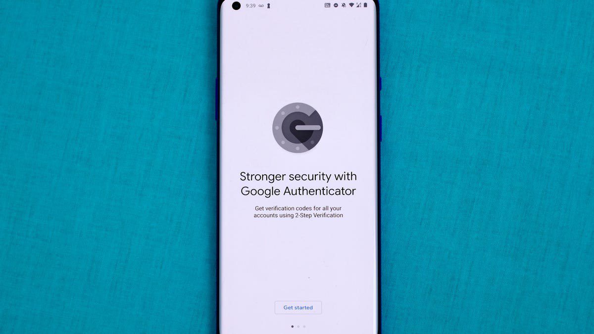برنامه Google Authenticator، برای ایجاد امنیت بیشتر با تولید کدهای زمان&zwnj;دار ست و اکنون قابلیت ذخیره رمزهای عبور یک بار مصرف را دارد.