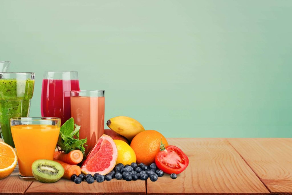 اگر به دنبال یک نوشیدنی مغذی هستید، ممکن است از خود بپرسید از بین اسموتی ها یا آب میوه ها، کدامیک سالم تر هستند