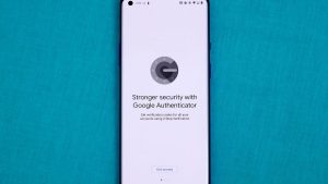 برنامه Google Authenticator، برای ایجاد امنیت بیشتر با تولید کدهای زمان‌دار ست و اکنون قابلیت ذخیره رمزهای عبور یک بار مصرف را دارد.