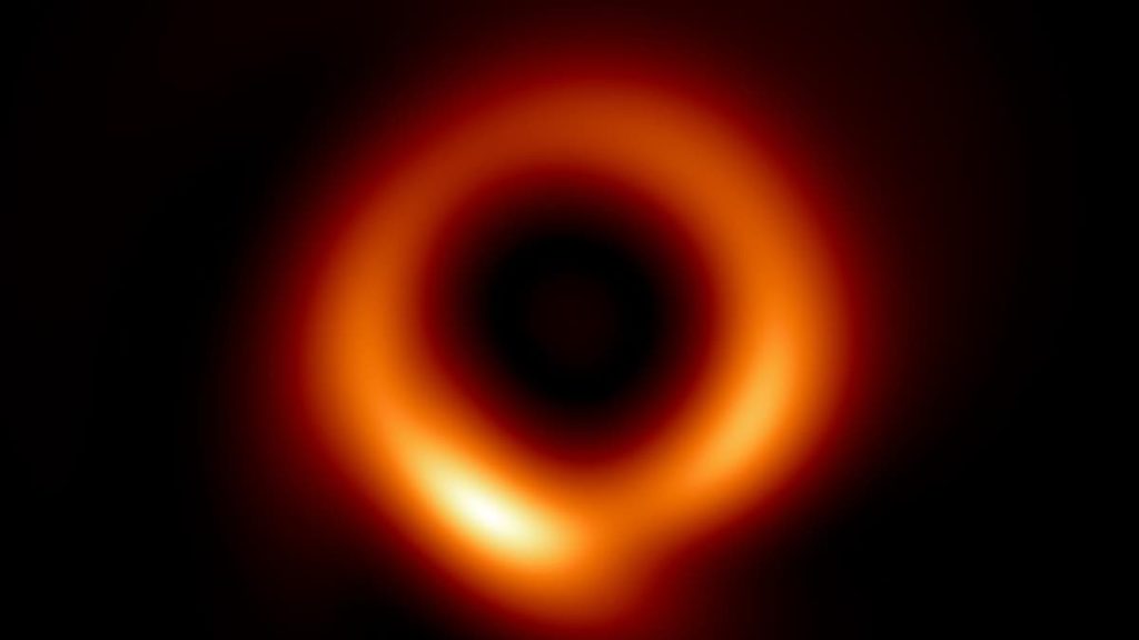 یک تیم تحقیقاتی تصویر سیاهچاله را با کمک الگوریتم‌های یادگیری ماشین اصلاح کرده است تا تصویر را با بالاترین وضوح ممکن تولید کند.