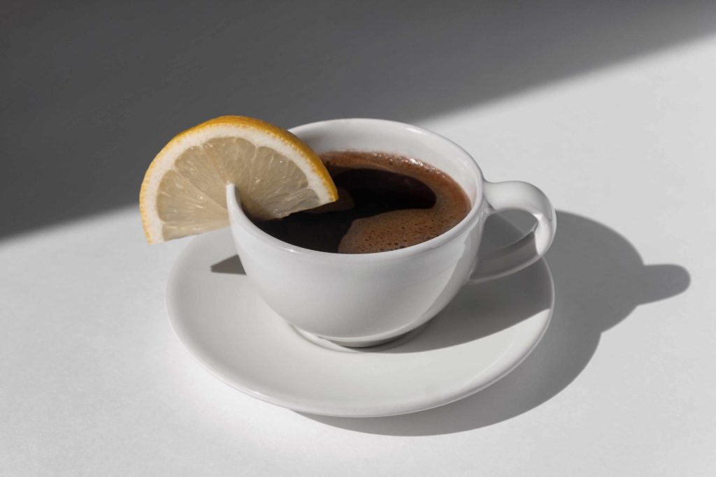 قهوه و لیمو برای سلامتی مفید هستند، با این حال هیچ شواهدی از تاثیر ترکیب آنها در لاغری و سوزاندن چربی وجود ندارد و میتواند مضر هم باشد.