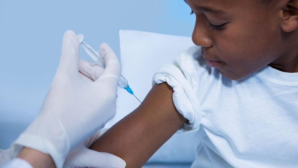 واکسن مالاریا با نام R21  توانسته به هدف اثربخشی 75 درصدی سازمان بهداشت جهانی دست پیدا کند و غنا اولین کشوری است که از آن استفاده میکند  
