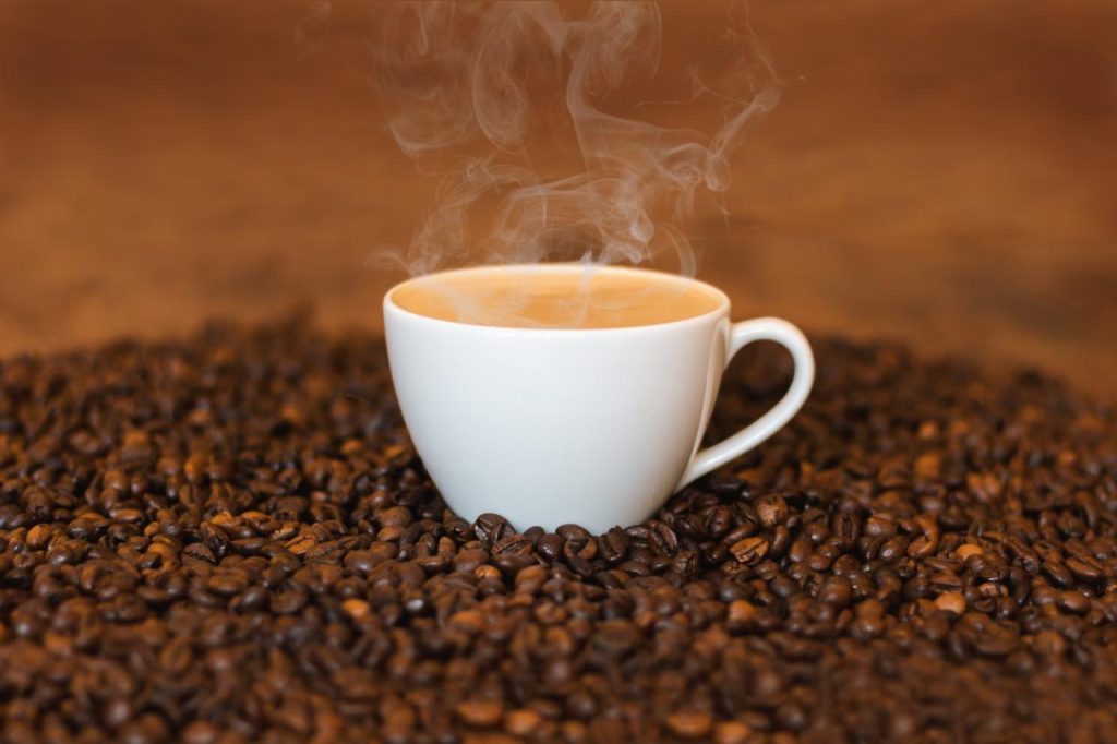 تحقیقات جدید نشان داده است که افرادی که قهوه می نوشند نسبت به افرادی که هر روز قهوه نمی خورند، فعالیت بیشتر و خواب کمتری دارند.