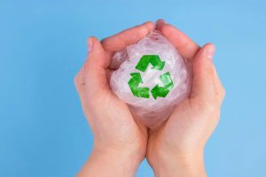 یک اقتصاد زیستی دایره ای می‌تواند به‌طور چشمگیری تأثیرات آب و هوایی، آلودگی و مصرف منابع در حال رشد بخش پلاستیک را مهار کند.