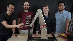 مهندسان MIT در تلاش برای دادن احساس انسانی به ربات‌ها، اکنون گیره واکنشی رباتیک ساخته‌اند که با ایجاد یک محرک یا واکنش غیر ارادی می تواند اجسام را بگیرد.