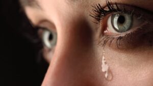 یک مطالعه جدید نشان داده است که استشمام اشک زنان پرخاشگری مردان را کاهش می دهد