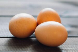 یک مطالعه جدید در مورد مصرف تخم مرغ در بزرگسالان جوان سالم نشان می دهد که تخم مرغ کامل، مواد مغذی مفید را بدون تأثیر منفی بر بیماری‌های قلبی یا نشانگر دیابت افزایش می دهد. همچنین این تحقیق پاسخ‌های رژیم غذایی خاص جنسیتی را برجسته می‌کند و زمینه را برای مطالعات آینده در مورد تغذیه، شخصی‌سازی می‌کند