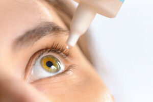 سندرم خشکی چشم یک بیماری مزمن جدی است. تولید ناکافی اشک در چشم‌ها می‌تواند باعث احساس خشکی یا احساس وجود شن در چشم و سوزش چشم‌ها شود.