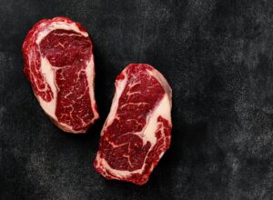 تحقیقات جدید نشان می‌دهد که گوشت گاو بدون چربی منجر به سنتز بالاتر پروتئین عضلانی نسبت به وعده‌های غذایی گیاهی با محتوای پروتئین برابر می‌شود و اهمیت انتخاب منبع پروتئین برای حفظ عضلات در بزرگسالان مسن را برجسته می کند
