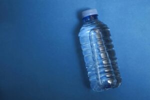 اخیرا محققان از تصویربرداری تک ذره ای برای تعیین تعداد نانوپلاستیک ها در یک لیتر آب بطری استفاده کرده اند