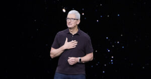 تیم کوک، مدیرعامل شرکت اپل، در جلسه درآمد های سه ماهه این شرکت در روز پنج شنبه گفت که این شرکت روی ویژگی های نرم افزاری هوش مصنوعی مولد کار می کند که "اواخر امسال" به دست مشتریان خواهند رسید.
