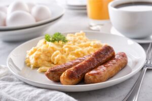 یک مطالعه دانمارکی نشان می‌دهد که یک صبحانه غنی از پروتئین می‌تواند سیری و تمرکز را بدون تأثیر بر کالری دریافتی روزانه افزایش دهد و این یافته مهم در میان افزایش نرخ روزافزون چاقی است. اما با وجود فواید، صرف یک صبحانه غنی از پروتئین ممکن است برای مدیریت وزن کافی نباشد، که همین مسئله پیچیدگی استراتژی‌های رژیم غذایی و نیاز به تحقیقات بیشتر را نشان می‌دهد