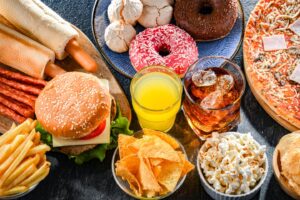 خوردن غذاهای ناسالم با افزایش خطر ابتلا به بیماری‌های روحی و جسمی مرتبط است