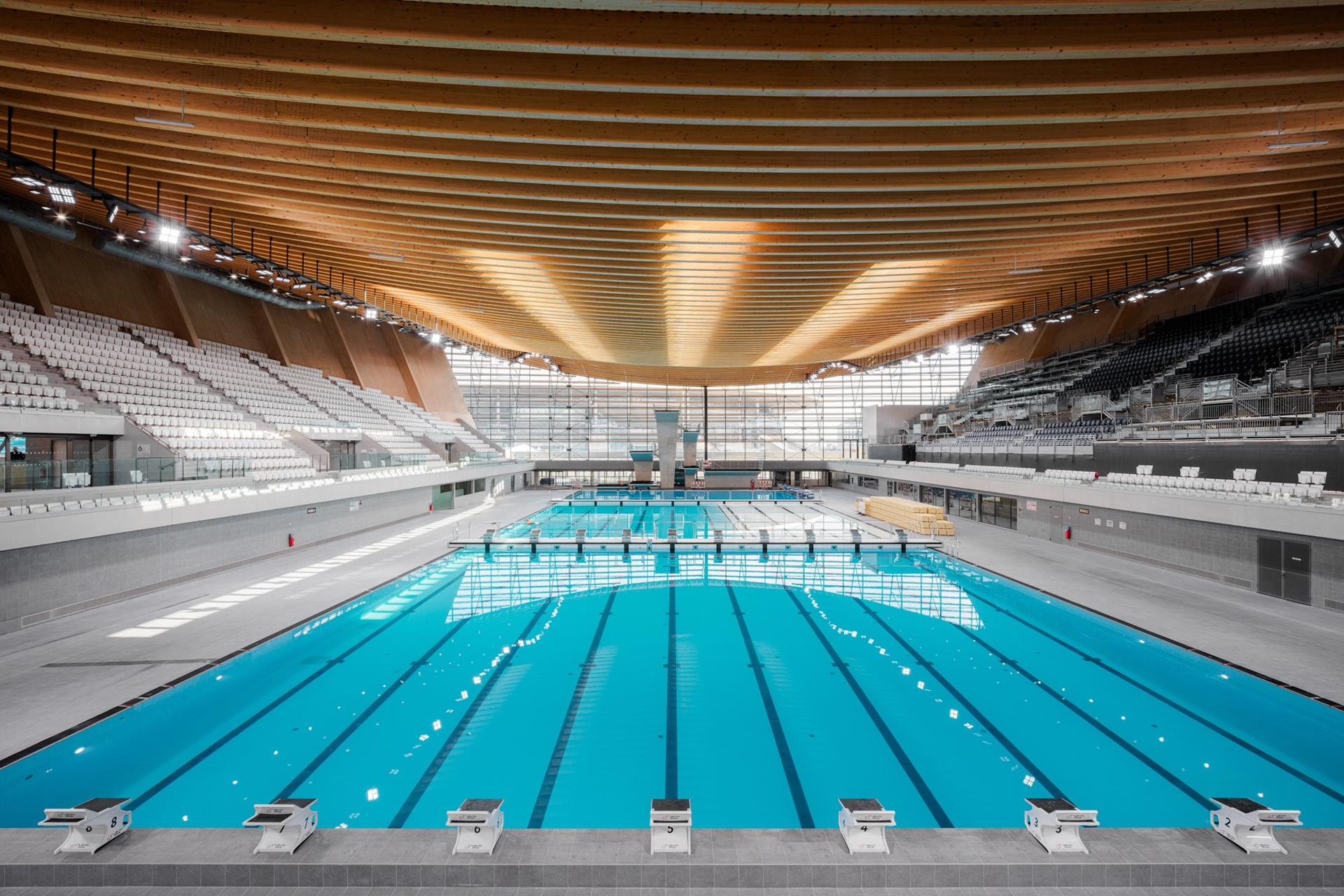 مرکز Aquatics Paris 2024 توسط یک مجموعه پنل خورشیدی روی پشت بام که بزرگترین مزرعه خورشیدی شهری در فرانسه است و در بالای آن قرار دارد، تامین انرژی می&zwnj;شود