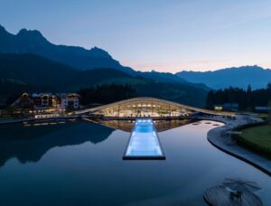 پروژه «اتموسفر» گروه معماری هادی تهرانی، یک مرکز آبگرم و سلامتی پیشرفته است که در کوه‌های آلپ اتریش واقع شده است