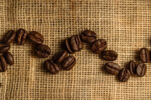 اخیراً دانشمندان ژنوم قهوه عربیکا را توالی‌یابی کرده‌اند و بینش‌های ژنتیکی را آشکار کرده‌اند که می‌تواند به توسعه انواع قهوه‌های مقاوم در برابر بیماری و سازگار با آب و هوا منجر شود. این پیشرفت، هم تلاقی هدایت شده و هم اصلاحات ژنتیکی هدفمند را امکان‌پذیر می‌کند و درک ما از مقاومت در برابر بیماری‌های مرتبط با قهوه و ویژگی‌های عطر را افزایش می‌دهد