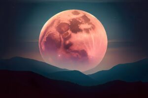 (زیرنویس تصویر: نام ماه توت‌فرنگی به دلیل رنگ ماه نیست. این نام از قبایل آلگونکوین آمریکای شمالی می‌آید و زمانی از سال را مشخص می‌کند که معمولاً توت‌فرنگی وحشی برداشت می‌شود)