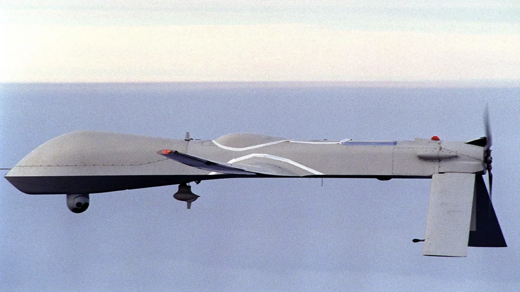 سقف پروازی پهپاد MQ-1 Predator به طور معمول تقریباً 7,620 متر است