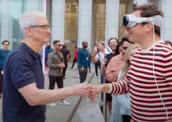 تیم کوک، مدیرعامل اپل در نیویورک با جیمی فالون قدم زد