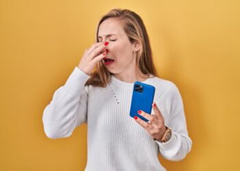  آیا ممکن است بوها از طریق تلفن همراه انتقال پیدا کنند؟