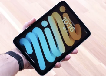 نقد و بررسی آیپد مینی 2024: کوچک‌ترین تبلت اپل با چالش‌های بزرگ