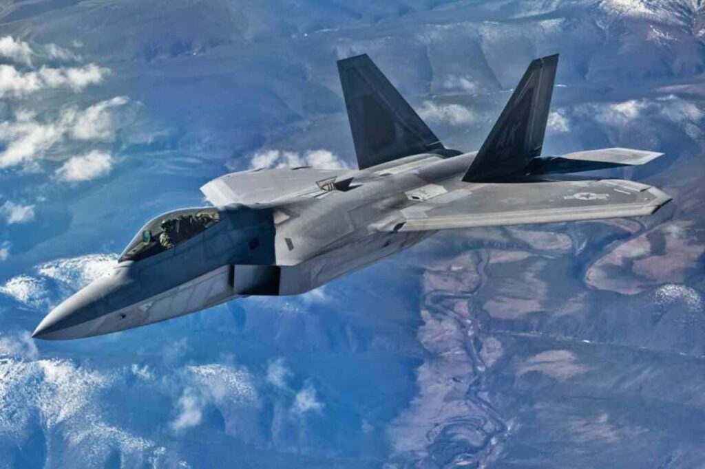 رادارهای جدید چین جنگندههای رادارگریز F-22 آمریکا را شناسایی می کنند