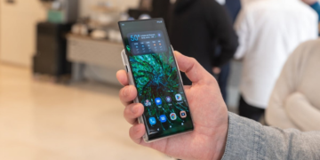 موتورولا حق امتیاز گوشی رول‌شدنی با حسگر اثر انگشت در سراسر نمایشگر را ثبت کرد