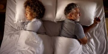 تأثیر عوامل بیولوژیکی در تفاوت‌های خواب بین مردان و زنان