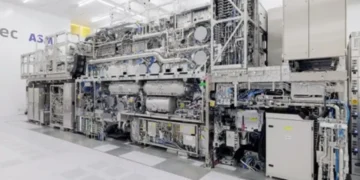 چین 10 تا 15 سال در توانایی‌ ساخت تراشه از غرب عقب‌تر است!