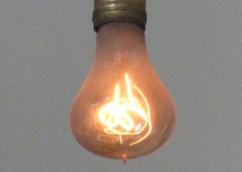 قدیمی‌ترین لامپ روشن جهان 124 ساله شد