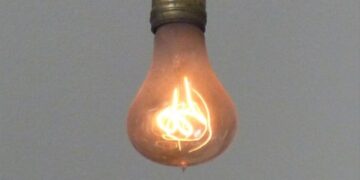 قدیمی‌ترین لامپ روشن جهان 124 ساله شد