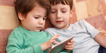 استفاده زیاد از صفحه‌نمایش چه تأثیری بر خواب کودکان دارد؟
