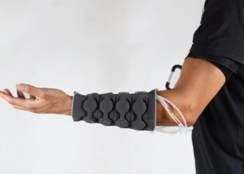 تجربه لمس واقع‌گرایانه با آستین Haptiknit در واقعیت مجازی