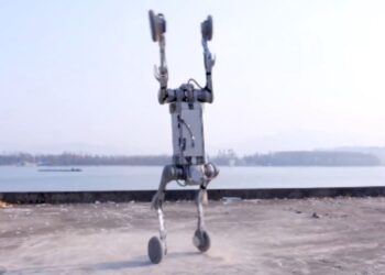 سگ رباتیک B2-W می تواند روی دستان خود بایستد