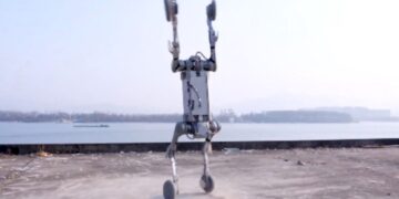 سگ رباتیک B2-W می تواند روی دستان خود بایستد