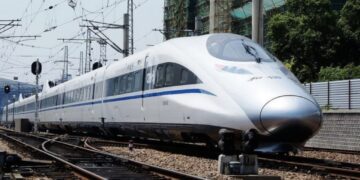 چین از سریع‌ترین قطار تجاری جهان رونمایی کرد