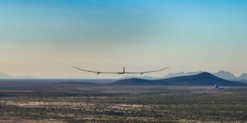 این پهپاد جاسوسی کوچک می‌تواند یک سال بدون وقفه پرواز کند