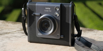 فوجی‌فیلم دوربین هیبریدی جدید Instax Wide Evo را معرفی کرد