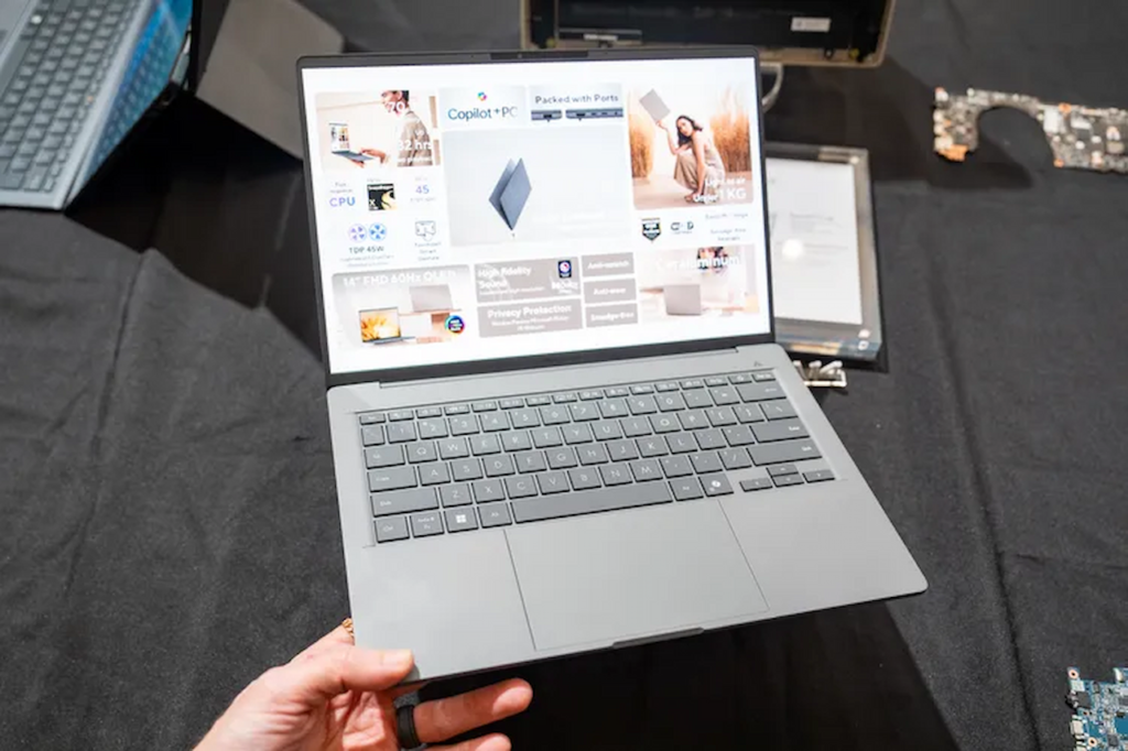 ایسوس با معرفی Zenbook A14، لپ‌تاپی با طراحی باریک، وزن سبک و عملکرد قابل توجه، چالشی جدی برای سلطه MacBook Air در بازار لپ‌تاپ‌های فوق باریک ایجاد کرده است.