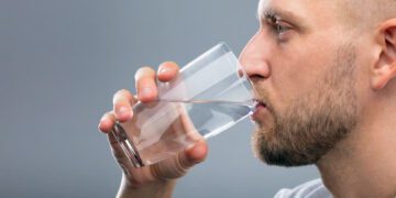 آیا نوشیدن آب زیاد فایده‌ای برای سلامتی دارد؟