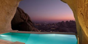 اقامت در دل کوه‌های عربستان با افتتاح پروژه Desert Rock!