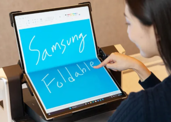 سامسونگ اولین نمایشگر OLED تاشو ۱۸.۱ اینچی جهان را معرفی کرد