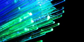 افزایش ۱۰,۰۰۰ برابری پهنای باند فیبر نوری با استفاده از فناوری شبکه عصبی