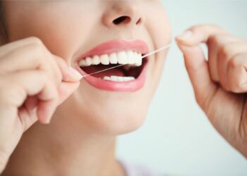 استفاده از نخ دندان خطر سکته مغزی را کاهش می‌دهد