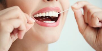 استفاده از نخ دندان خطر سکته مغزی را کاهش می‌دهد