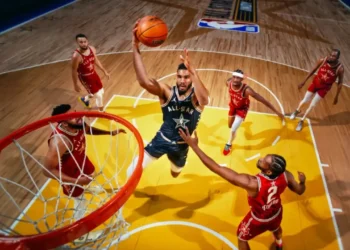 اتحادیه ملی بسکتبال با ویژن پرو زمین بازی را به دنیای مجازی میآورد