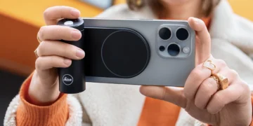 لایکا باLux Grip  تجربه عکاسی کلاسیک را به آیفون می‌آورد