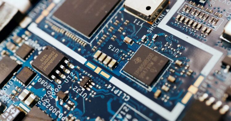 ترامپ خواستار لغو قانون ۵۲.۷ میلیارد دلاری یارانه تراشه&zwnj;های نیمه&zwnj;هادی CHIPS شد