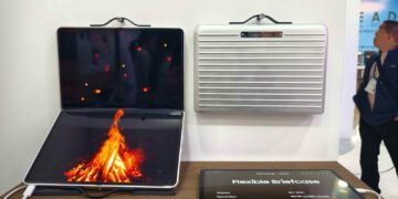 کیف سامسونگ Flexible Briefcase یک لپ‌تاپ تاشو در قالب یک کیف دستی است